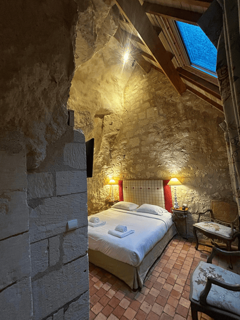 Une représentation sous forme de gif de l'amélioration d'une photo de chambre